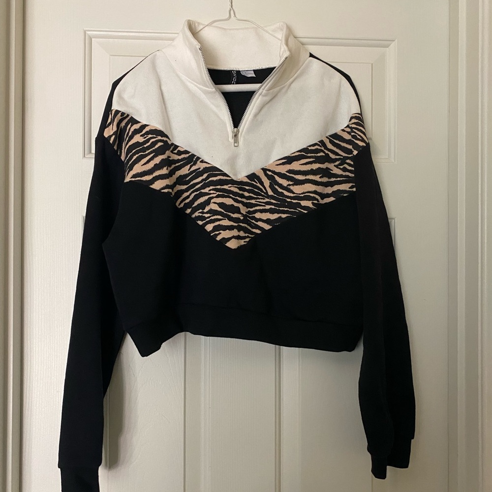 👏👏H&M Divided Crop Top Sweater M